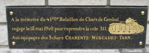 Engagement du 41° Bataillon de chars en soutien du 119° Régiment d’Infanterie, à Olizy sur Chiers - Plaque sur calvaire en bordure de route vers La Ferté